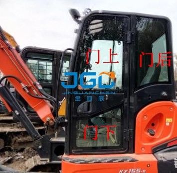 KX155-5 발굴기 앞기계 후방 정면, 왼쪽과 오른쪽 문과 창문